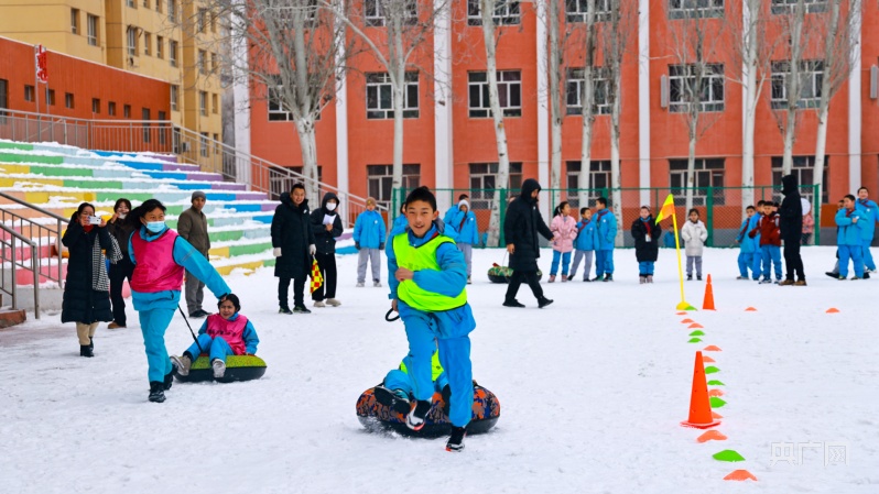 博乐市第一小学开展“冰雪运动进校园 共筑冰雪强国梦”趣味项目比赛(图2)