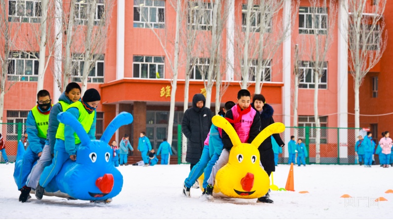 博乐市第一小学开展“冰雪运动进校园 共筑冰雪强国梦”趣味项目比赛(图1)