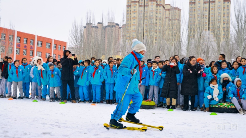 博乐市第一小学开展“冰雪运动进校园 共筑冰雪强国梦”趣味项目比赛(图3)