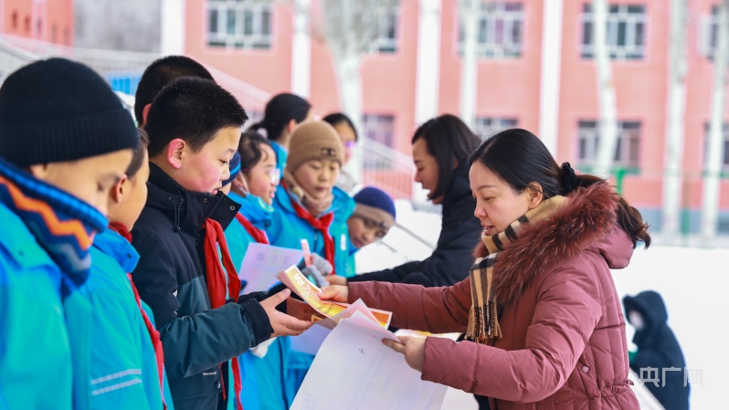 博乐市第一小学开展“冰雪运动进校园 共筑冰雪强国梦”趣味项目比赛(图4)