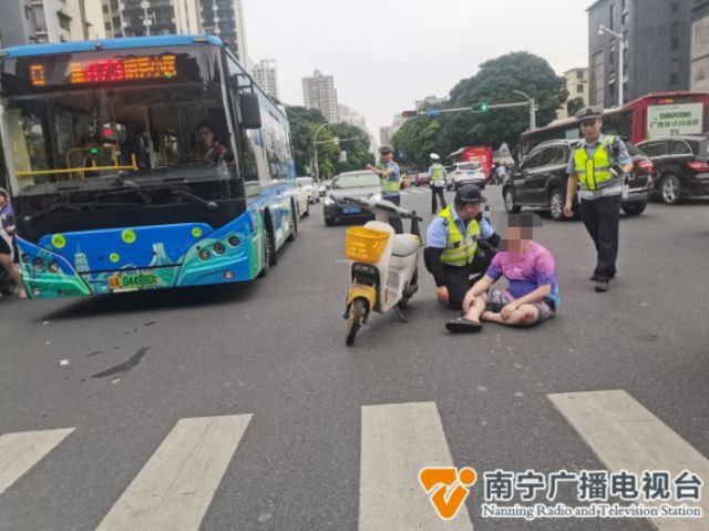 j9九游会真人游戏第一品牌暖心警事丨南宁一男子骑行过马路突然倒在车流中万幸……(图1)